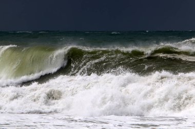 İsrail açıklarında Akdeniz 'de büyük dalgalar ve rüzgar. Denizde bahar fırtınası. 