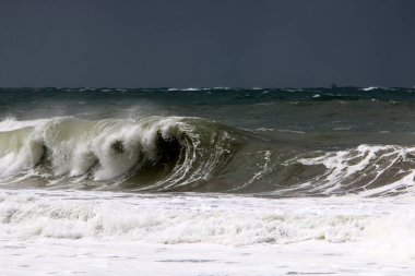 İsrail açıklarında Akdeniz 'de büyük dalgalar ve rüzgar. Denizde bahar fırtınası. 