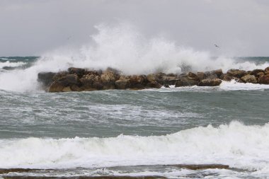 İsrail açıklarında Akdeniz 'de büyük dalgalar ve rüzgar. Denizde bahar fırtınası. 