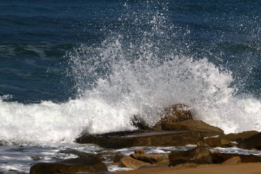 İsrail açıklarında Akdeniz 'de büyük dalgalar ve rüzgar. Denizde bahar fırtınası. 