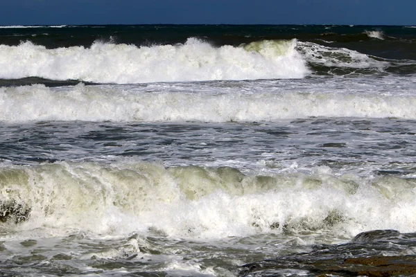Velké Vlny Vítr Středozemním Moři Pobřeží Izraele Jarní Bouře Moři — Stock fotografie