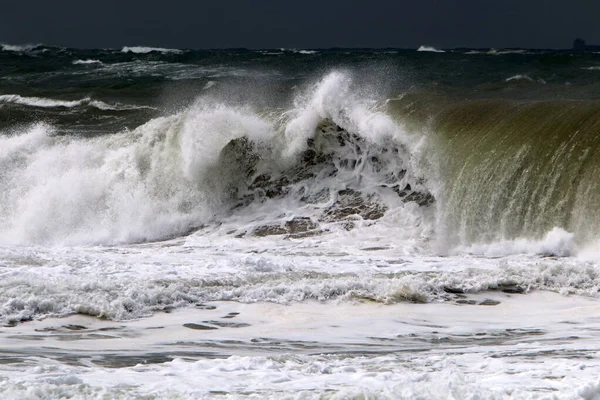 Grandes Ondas Vento Mar Mediterrâneo Largo Costa Israel Tempestade Primavera — Fotografia de Stock