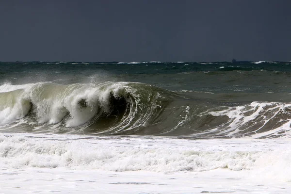 İsrail açıklarında Akdeniz 'de büyük dalgalar ve rüzgar. Denizde bahar fırtınası. 