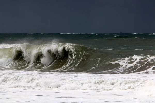 イスラエル沖の地中海での大きな波と風 海での春の嵐 — ストック写真