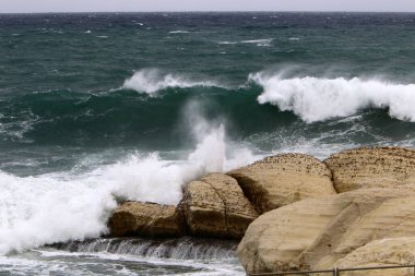İsrail açıklarında Akdeniz 'de büyük dalgalar ve rüzgar. Denizde bahar fırtınası. 