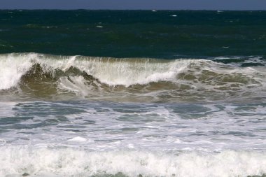 İsrail açıklarında Akdeniz 'de büyük dalgalar ve rüzgar. Denizde bahar fırtınası. 