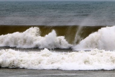 İsrail açıklarında Akdeniz 'de büyük dalgalar ve rüzgar. Denizde bahar fırtınası. 