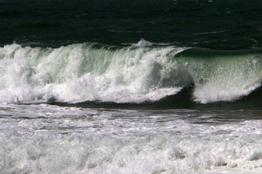 İsrail açıklarında Akdeniz 'de büyük dalgalar ve rüzgar. Denizde bahar fırtınası. 