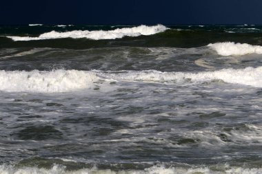 İsrail açıklarında Akdeniz 'de büyük dalgalar ve rüzgar. Denizde bahar fırtınası. 