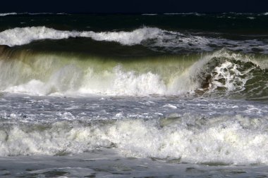 İsrail açıklarında Akdeniz 'de büyük dalgalar ve rüzgar. Denizde bahar fırtınası. 