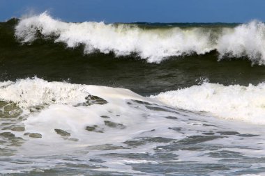İsrail açıklarında Akdeniz 'de büyük dalgalar ve rüzgar. Denizde bahar fırtınası. 