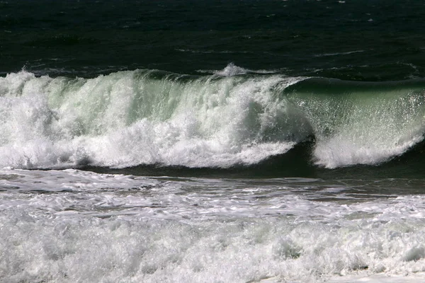 イスラエル沖の地中海での大きな波と風 海での春の嵐 — ストック写真