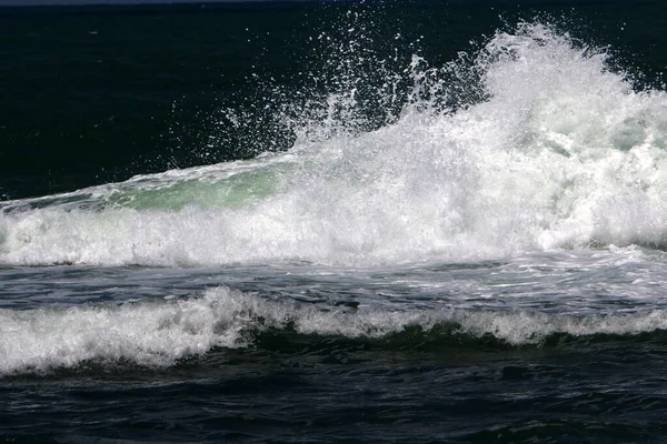 イスラエル沖の地中海での大きな波と風 海での春の嵐 — ストック写真