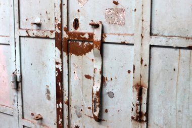 Çitte asılı bir zincirin eski kilidi 