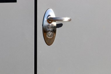 Çitte asılı bir zincirin eski kilidi 