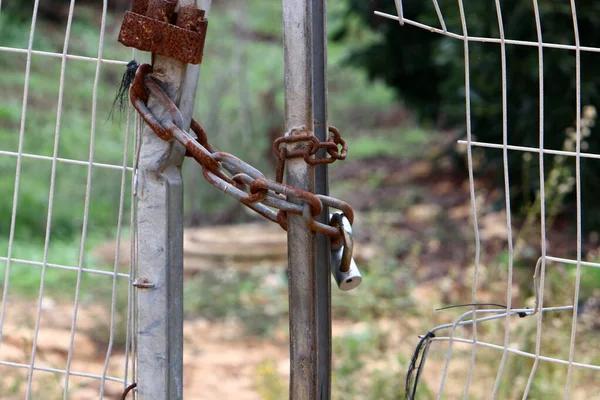 Çitte Asılı Bir Zincirin Eski Kilidi — Stok fotoğraf