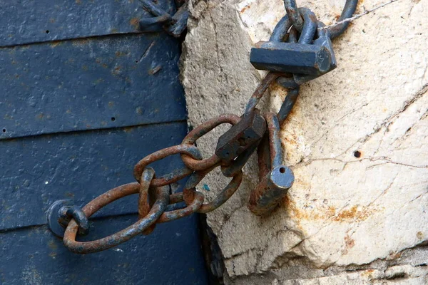 Altes Schloss Einer Kette Die Zaun Hängt — Stockfoto