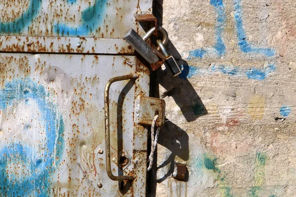 Oud Slot Een Ketting Hangend Aan Het Hek — Stockfoto