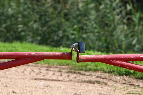 Oud Slot Een Ketting Hangend Aan Het Hek — Stockfoto