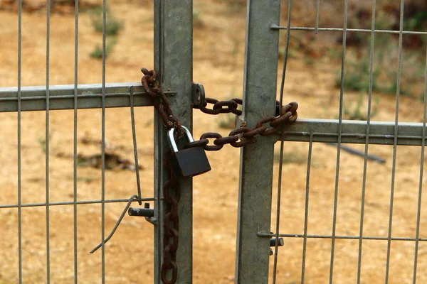 Oud Slot Een Ketting Hangend Aan Het Hek — Stockfoto