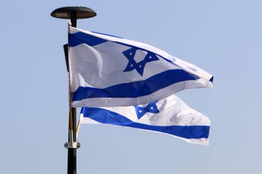 İsrail 'in beyaz ve mavi bayrakları ve Davut Yıldızı İsrail' in Bağımsızlık Günü 'nde şehrin sokaklarını süslüyor. İsrail 'in Bağımsızlık Günü İsrail' in en önemli resmi bayramıdır..