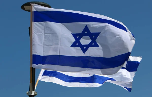 데이비드의 스타와 이스라엘 국기는 이스라엘 독립기념일에 도시의 거리를 장식한다 이스라엘의 — 스톡 사진