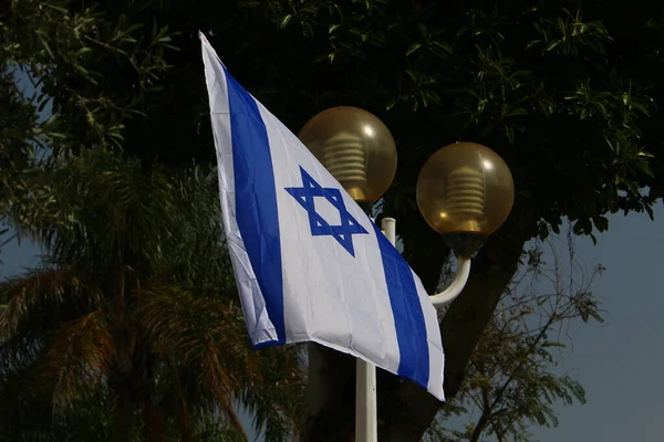 ダビデの星とイスラエルの白と青の旗は イスラエルの独立記念日に街の通りを飾ります イスラエルの独立記念日はイスラエルの祝日である — ストック写真