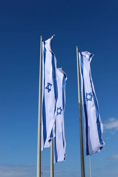 Izrael Fehér Kék Zászlói Dávid Csillaga Díszváros Utcáival Izrael Függetlenségének — Stock Fotó