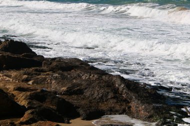 Akdeniz kıyısındaki yüksek kayalıklar. Kaya sahili.. 