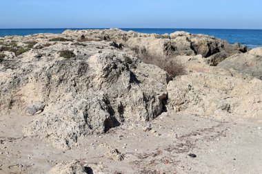 Akdeniz kıyısındaki yüksek kayalıklar. Kaya sahili.. 