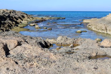 Akdeniz kıyısındaki yüksek kayalıklar. Kaya sahili.. 