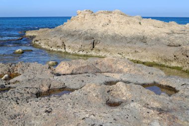 Akdeniz kıyısındaki yüksek kayalıklar. Kaya sahili.. 