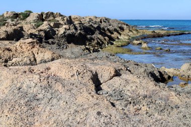 Akdeniz kıyısındaki yüksek kayalıklar. Kaya sahili.. 