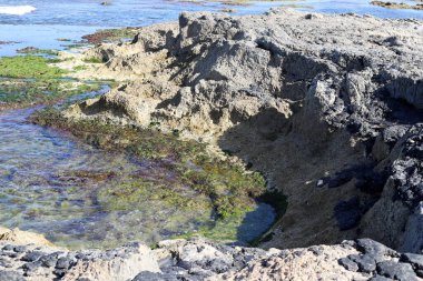 Akdeniz kıyısındaki yüksek kayalıklar. Kaya sahili.. 