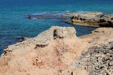 Akdeniz kıyısındaki yüksek kayalıklar. Kaya sahili.. 