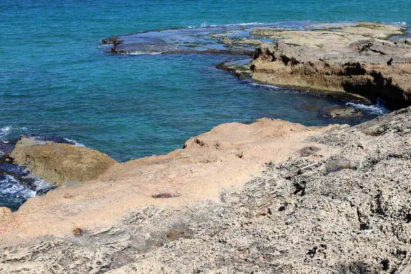 Altos Acantilados Orillas Del Mar Mediterráneo Orilla Rocosa Del Mar — Foto de Stock