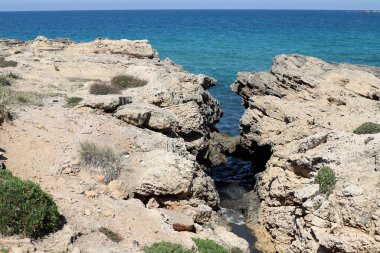 Akdeniz kıyısındaki yüksek kayalıklar. Kaya sahili.. 
