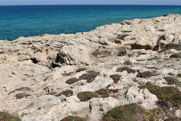 地中海沿岸的高山悬崖 落基海滨 — 图库照片