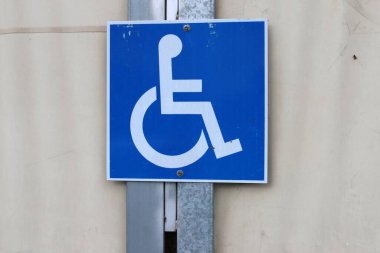 İsrail 'deki yol ve parklarda yol işaretleri ve posterler 