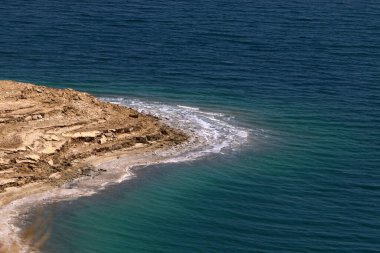İsrail 'in güneyindeki Ölü Deniz' in tuzlu kıyıları. Ölü deniz dokusu. Deniz parkı. 