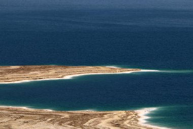 İsrail 'in güneyindeki Ölü Deniz' in tuzlu kıyıları. Ölü deniz dokusu. Deniz parkı. 