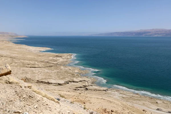 İsrail 'in güneyindeki Ölü Deniz' in tuzlu kıyıları. Ölü deniz dokusu. Deniz parkı. 