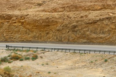İsrail 'in güneyindeki Musevi Çölü' nde Ölü Deniz kıyısı boyunca uzanan yol. Sıcak güneşli bir gün. 