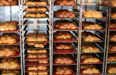 Ekmek ve pişmiş yiyecekler bakkalda satılır. Dükkandaki tezgahta taze aromalı ekmek var. 