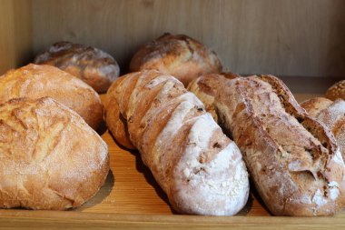 Ekmek ve pişmiş yiyecekler bakkalda satılır. Dükkandaki tezgahta taze aromalı ekmek var. 