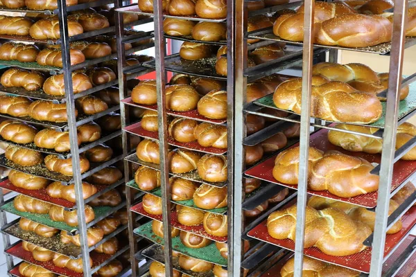 面包和烘焙食品在杂货店里出售 商店柜台上有新鲜的调味面包 — 图库照片