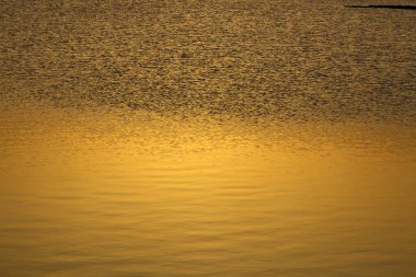 Şafak vakti Ölü Deniz ve Ürdün 'deki dağların üzerinden doğan ilk güneş ışığı. 