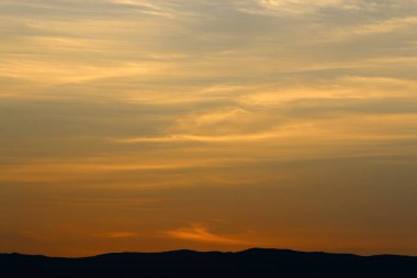 Şafak vakti Ölü Deniz ve Ürdün 'deki dağların üzerinden doğan ilk güneş ışığı. 