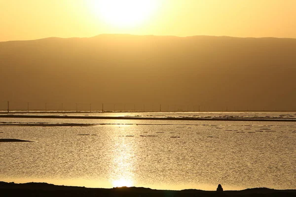 Totes Meer Morgengrauen Und Der Erste Sonnenstrahl Über Den Bergen — Stockfoto