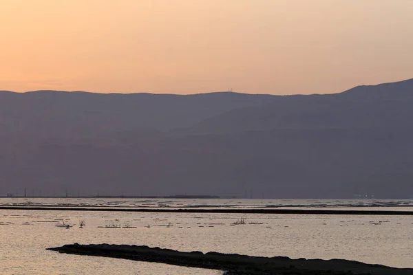 Νεκρή Θάλασσα Την Αυγή Και Πρώτη Αχτίδα Ήλιου Ανατέλλει Πάνω — Φωτογραφία Αρχείου